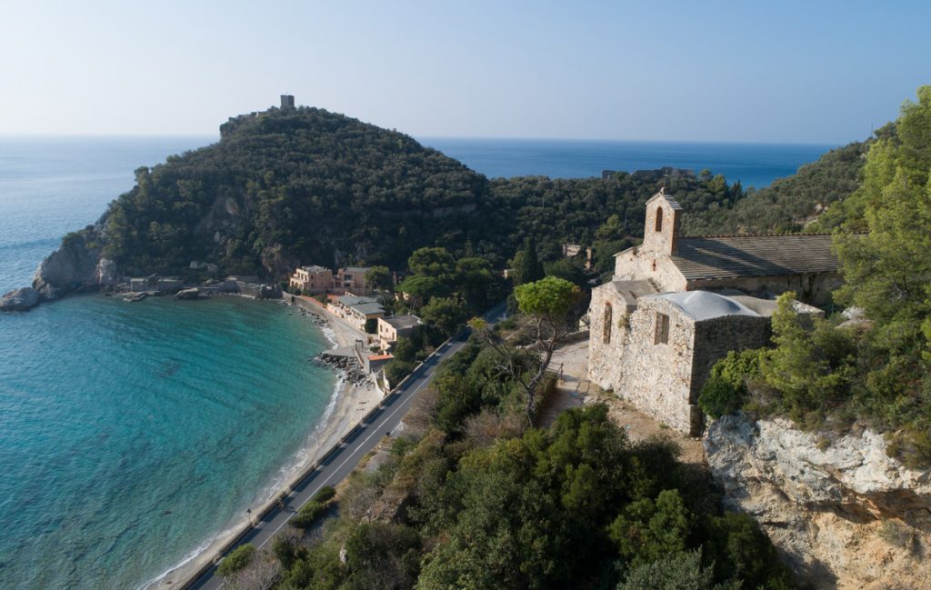 The church of San Lorenzo in Varigotti dominates, from above, a natural harbour that is protected by the Crena promontory that overlooks the sea. This bay for centuries, currently known as the “baia dei Saraceni” (The Saracens Bay), offered shelter to the ships that sailed the Mediterranean routes.