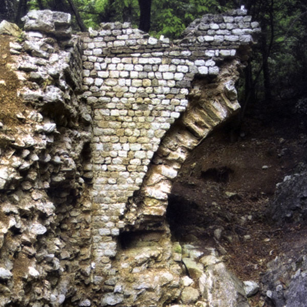 The remains of the roman Magnone bridge are situated in a thick woodland setting at around 290 m a.s.l. in proximity of the head of Val Ponci under San Giacomo where the precedent river basin was cut with the formation of the current Val Ponci fossil valley system.