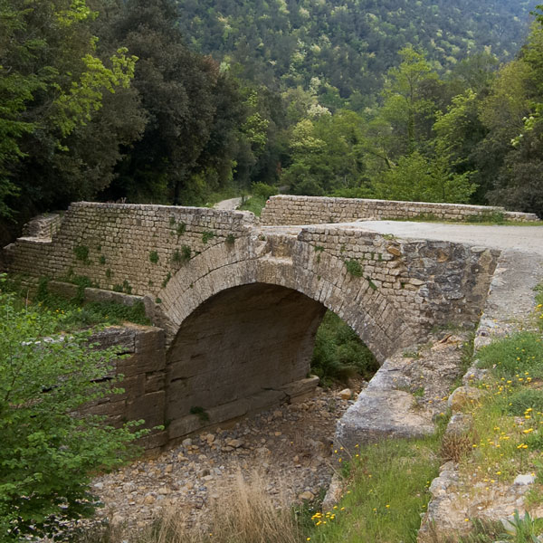 The Fate bridge is situated lower down in the Rio Ponci valley; it is 164 m a.s.l. The name comes from the dialectal word “faje” which means sheep.