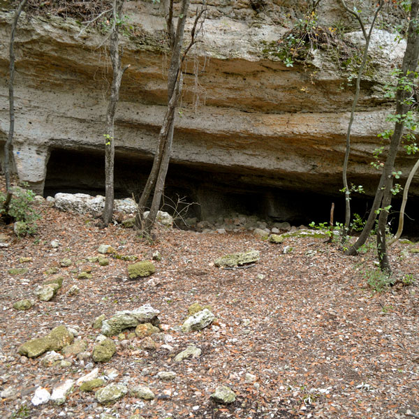 La Cave sulla scoscesa pendice orientale della Val Ponci, tra il ponte dell'Acqua e quello delle Voze, è presente un’ampia area di estrazione di Pietra di Finale con tre grandi cave in galleria