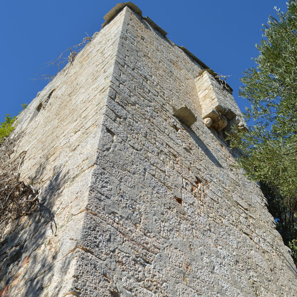 The medieval tower-house, called “of Belenda”, rises on the eastern slope of the San Bernardino hill, facing the Val Sciusa valley. This building, with walls made with squared Finale stone blocks, is a wonderful example of a 14th fortified house and still stands in its original shape. Unfortunately, it is currently in a worrying state of disrepair due to lack of restoration.