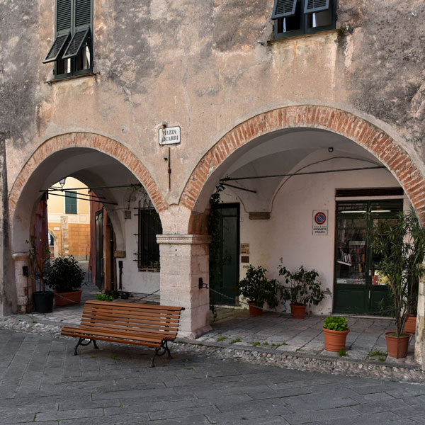 In Finalborgo, in the current Piazza Aycardi, the so-called “loggia of Ramondo” opens on the ground floor of the tall façade of palazzo Brunengo, on which are preserved faint traces on an ancient heraldic decoration.