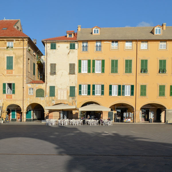 A typical example of a porched area dedicated to commercial activities is that of the vaulted porch placed underneath the façades of the prestigious residences that are the background of todays Piazza Vittorio Emanuele II in Finalmarina. The vaults are held by strong Finale stone square or hexagonal pillars; the blocks of Finale stone come from the quarries of the Val Sciusa valley.
