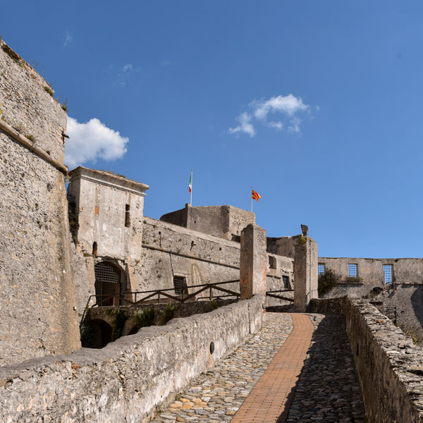 In Finale there are still two large fortresses built by the Spanish in the 17th century: Castelfranco, projected on the sea between Finalmarina and Finalpia, and Castel San Giovanni, above Finalborgo.