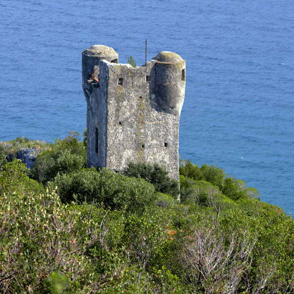 Sulla dorsale della Caprazoppa, proiettata sul mare, nel periodo spagnolo fu costruita una torre di avvistamento a picco sulla sottostante scogliera.