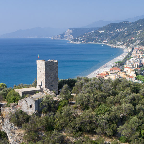Atop the promontory of Varigotti, above punta Crena, a short squared based tower is preserved, set to control the stretch of sea between Noli and Finale.