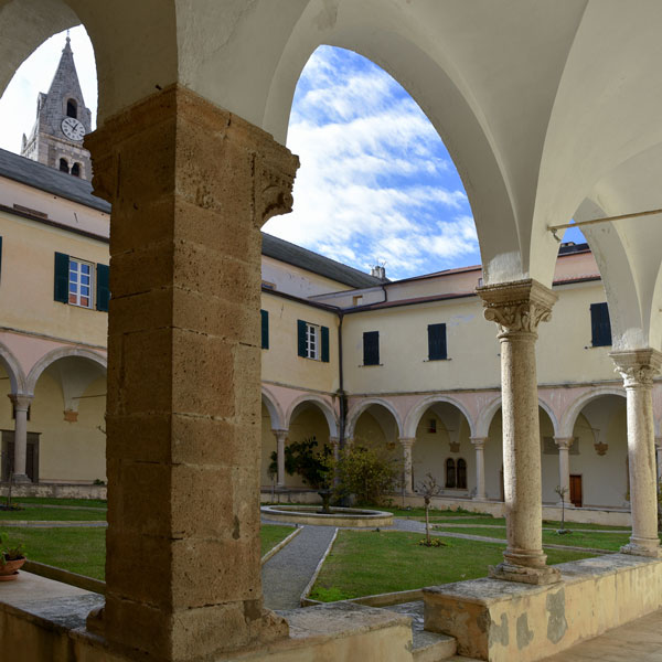 La chiesa e l’abbazia benedettina di Santa Maria a Finalpia costituiscono uno dei più importanti centri monastici della Liguria sotto il profilo religioso e artistico.