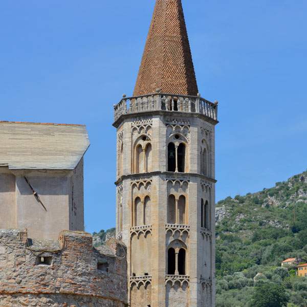 Il campanile quattrocentesco della chiesa di San Biagio in Finalborgo, leggermente pendente, fornisce un originale esempio di torre campanaria, unica per la Liguria, costruita sopra una delle torri delle mura di cinta del borgo medievale.
