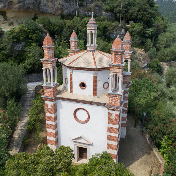 La chiesa di Nostra Signora di Loreto, detta anche dei “cinque campanili” per le esili guglie che la caratterizzano, è riconducibile alla committenza della famiglia Del Carretto e costituisce uno dei più prestigiosi esempi di architettura rinascimentale in Liguria.