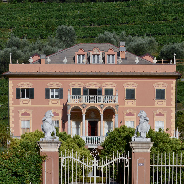 The Buraggi family that is originally from the Val Sciusa area had moved to Finalmarina and between the 17th and 18th century owned two prestigious palaces.