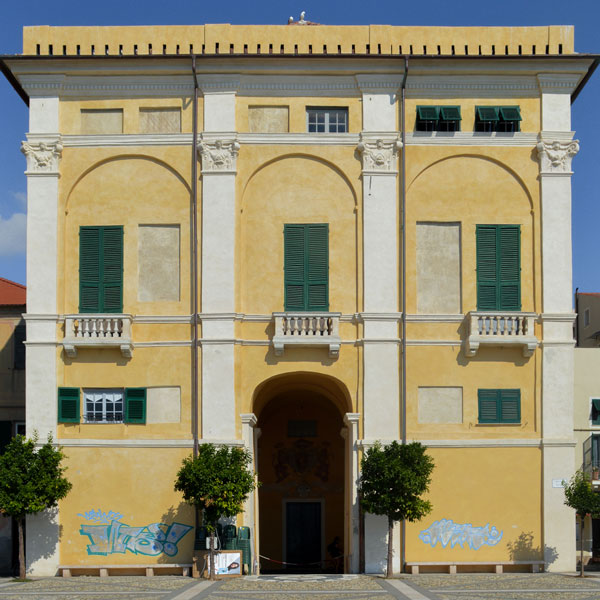 Palazzo Buraggi, in via Concezione, costituisce una delle più prestigiose abitazioni aristocratiche di Finalmarina, riconducibile al periodo della dominazione spagnola sul Finale.
