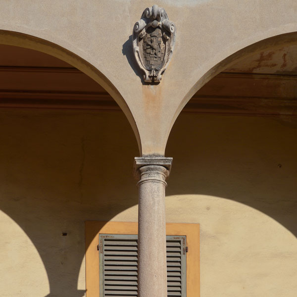 A Finalmarina, il palazzo appartenente ai conti De Raymondi in Via Ghiglieri, fornisce un esempio di dimora aristocratica tra Sette- e Ottocento.