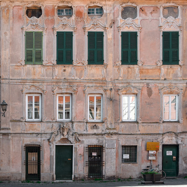In Finalborgo the palace that once belonged to the Counts of Arnaldi closes on the western side Pizza del Tribunale.