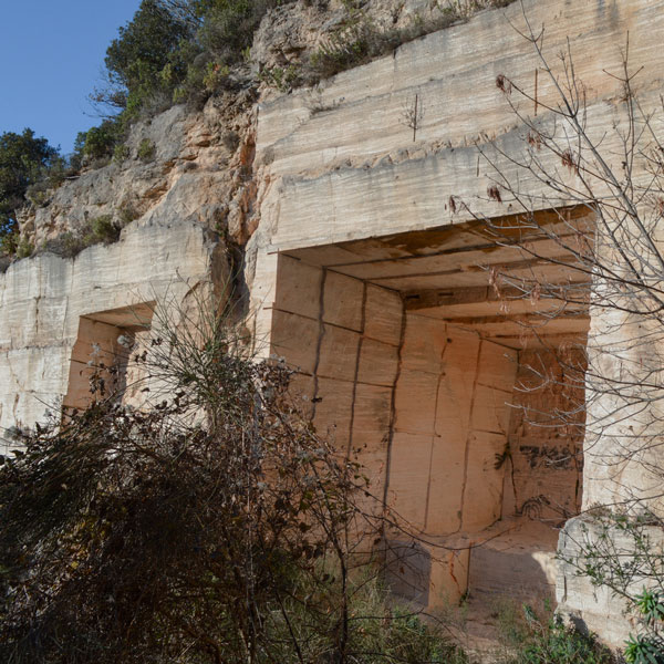 Risalendo la Valle di Perti si incontra la valletta fossile di Pianmarino, sulla quale si affaccia una suggestiva cava di Pietra di Finale chiara, aperta su una parete del Bric Scimarco.
