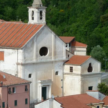 Feglino stands at the bottom of the valley on the left bank of the Aquila Creek. This village of red-roofed country dwellings was built around the majestic medieval parish church of Saint Lorenzo which was renovated in the Baroque style in the 19th century.