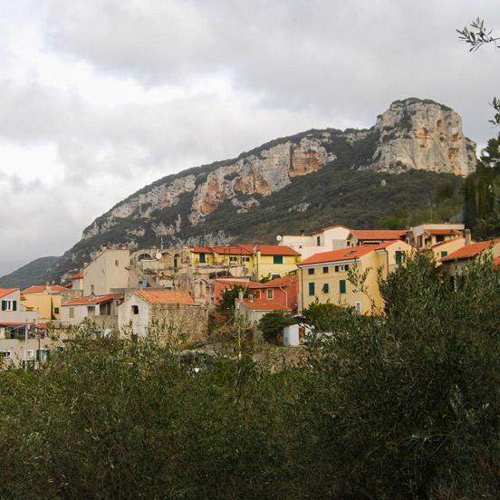 Dominated by the impressive Rocca di Corno (Corno Rock), Verzi stands on the left side of the Sciusa Valley with its 15th-century parish church dedicated to Saint Gennaro; its medieval stone houses with their typical portals and door-steps; its narrow alleyways and typical arches connecting the houses.