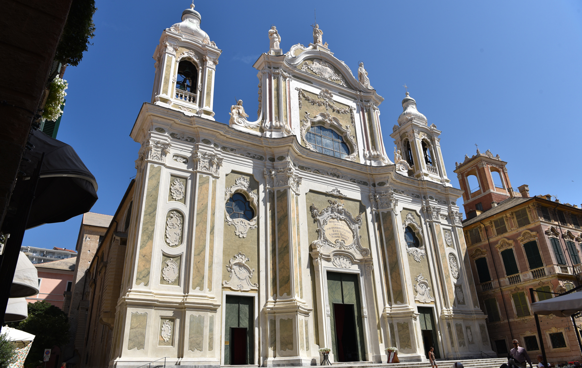 La basilica di San Giovanni Battista a Finalmarina costituisce uno dei più prestigiosi edifici di culto seicenteschi del ponente ligure. La chiesa si presenta con una maestosa facciata barocca che domina uno slargo circondato da antichi palazzi nobiliari.