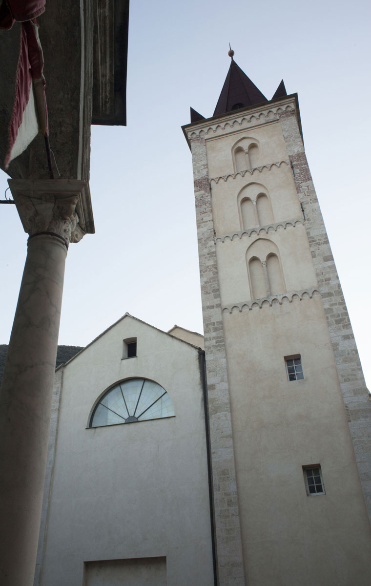 Within the medieval bell tower of the church of Santa Caterina in Finalborgo it is still possible to relive the terrible experience of those who were imprisoned in the punishment cells that from 1865 for a century occupied the spaces of the Dominican monastery.