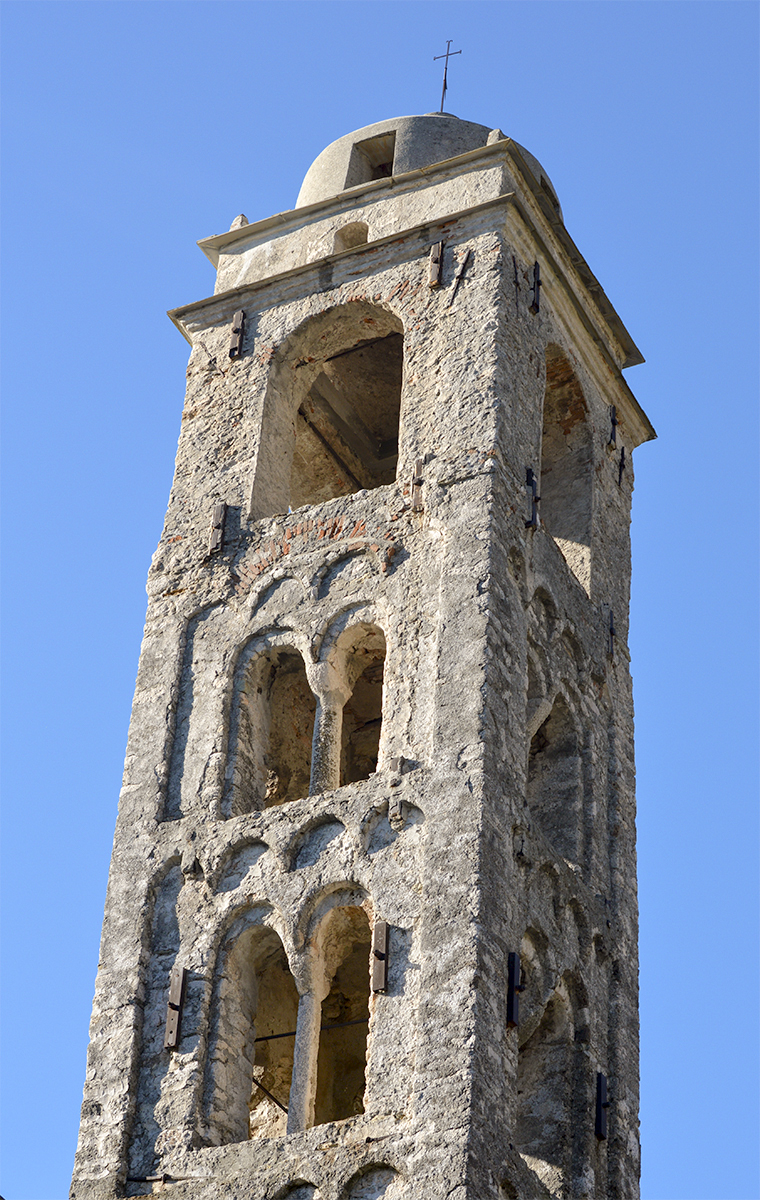 The Church of San Cipriano, with its medieval bell tower, rises on the western slope of the San Bernardino hill that overlooks the Sciusa valley and is close to the inhabited nucleus of Calvisio Vecchia, also known as “Lacremà” (its medieval name).